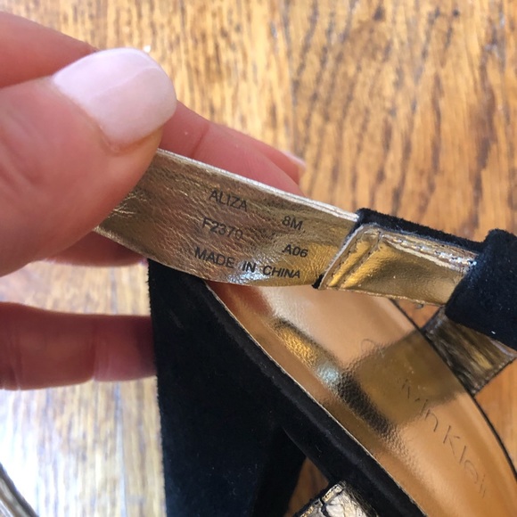 CALVIN KLEIN BLK SUEDE/GOLD STRAPPY SANDALS SZ 8 - Picture 7 of 8